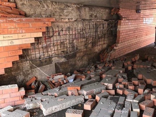  В Махачкале обрушилась облицовка подземного перехода