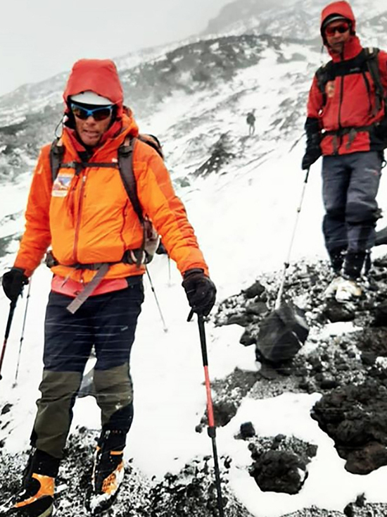 На Ключевском вулкане камчатские спасатели и альпинисты нашли туриста