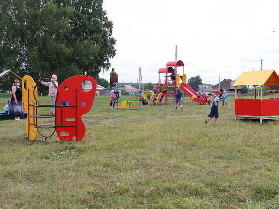 В селах и деревнях Кузбасса устанавливают детские площадки