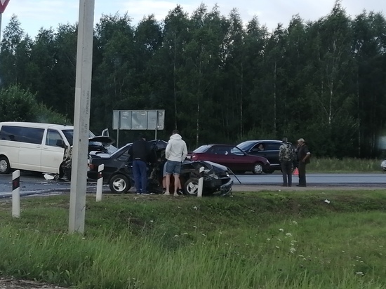 В массовом ДТП под Смоленском разбито четыре автомобиля