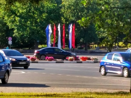 VIP-парковка: В Пскове иномарка заехала в центр круга на Октябрьской площади