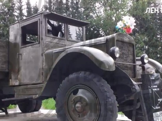 Вандалы разгромили памятник блокадному ЗИС-5 в деревне Подборовье
