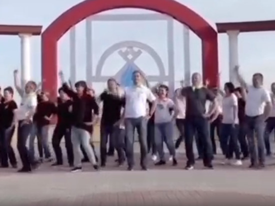 В Надыме родители выпускников сняли танцевальный клип в поддержку сдающих ЕГЭ