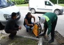 Специалисты проверяют системы ливневой канализации в Серпухове с помощью эндоскопа