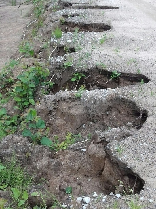 Подготовка гдовской дороги к ремонту закончилась огромными ямами