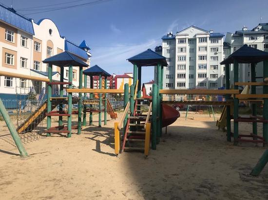 В Салехарде общественники проверили детские площадки на безопасность