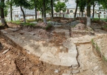 В ходе официальных раскопок очищен от земляных наслоений фундамент церкви Александра Невского на главной площади Серпухова