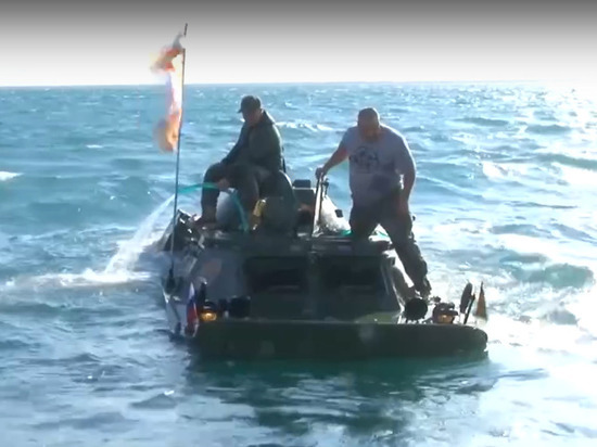 Опубликовано видео затопления бронемашины в Керченском проливе