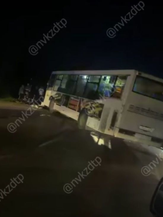 Пассажирский автобус и газель столкнулись в Новокузнецке