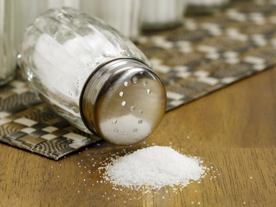 Ученый призвал россиян срочно снизить потребление соли
