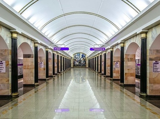 Из-за огромного пассажиропотока станцию "Адмиралтейская" закрыли на вход