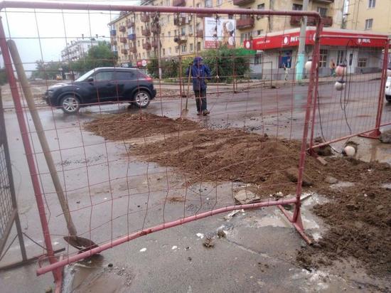 Размытый асфальт в центре Читы засыпали песком с места ремонта