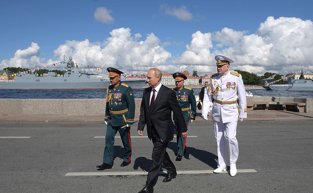 Путин на катере и в вертолете: кадры празднования Дня ВМФ