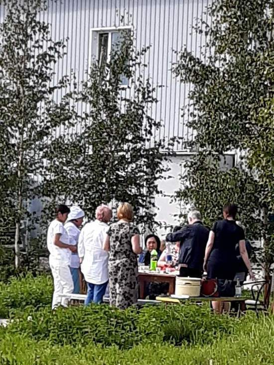 Жительница Ноябрьска пожаловалась на устроивших пикник врачей