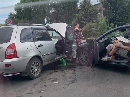 В Рязани на проезде Шабулина женщина на «Калине» устроила ДТП