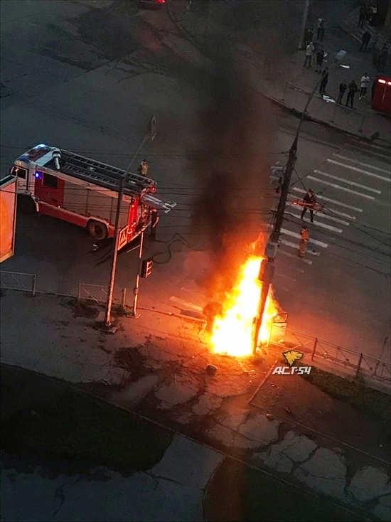В Новосибирске очевидцы вытащили водителя из горящей машины после ДТП