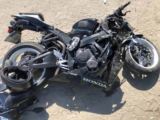 В Новом Уренгое мотоциклист врезался в иномарку и попал в больницу