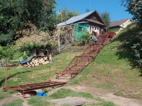 В Козьмодемьянске продолжается замена деревянных лестниц