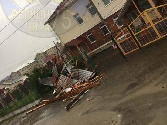 Буря снесла несколько крыш и деревьев на КСК в Чите