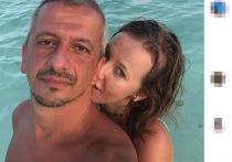 Богомолов показал фото Собчак с округлившимся животом