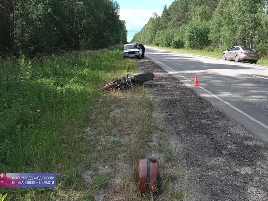 В воскресный день в Ивановской области сбили велосипедиста, двое пьяных водителей врезались в дерево и столб