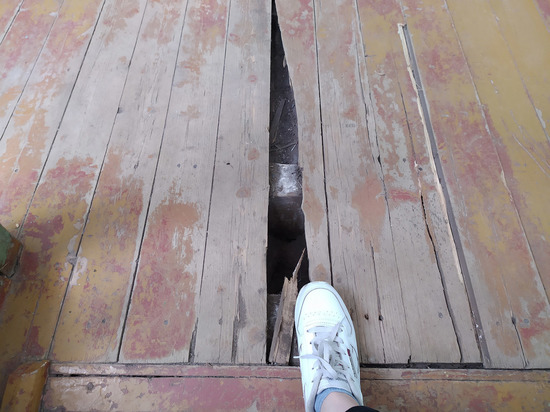 В Кирове рабочие оставили дыры в полу подъезда после ремонта
