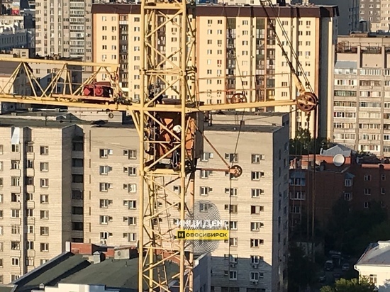 Новосибирский минтруд займется бастовавшим на башенном кране рабочим
