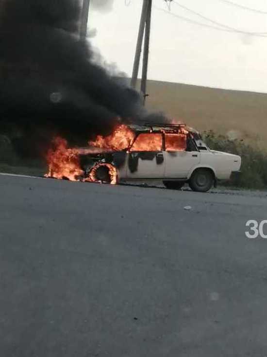 В Татарстане сгорела на трассе еще одна легковушка