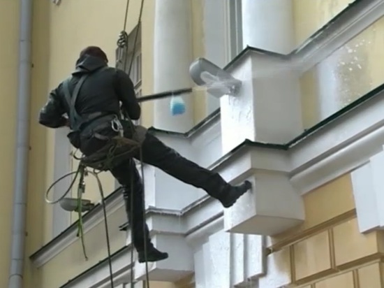 В Ярославле помыли фасад Волковского театра