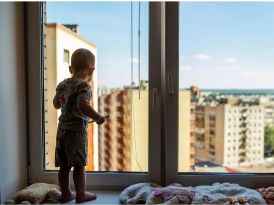 В Дагестане из окна многоэтажки выпал ребенок