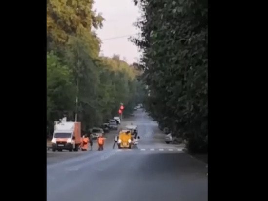 В Кирове дорожники устроили "бой на лопатах" с прохожими