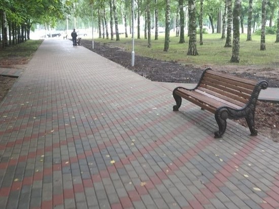 На Октябрьском проспекте и улице Ломоносова устанавливают скамейки