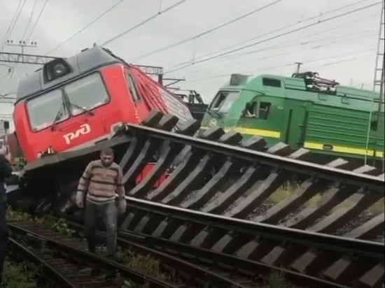 В Петербурге столкнулись два грузовых поезда