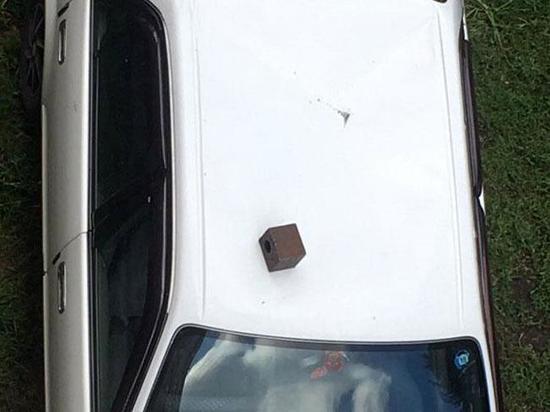 Житель Абакана скинул с балкона железяку на крышу чужой машины