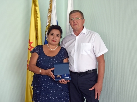 В Чебоксарах супружеской паре вручили медаль «За любовь и верность»