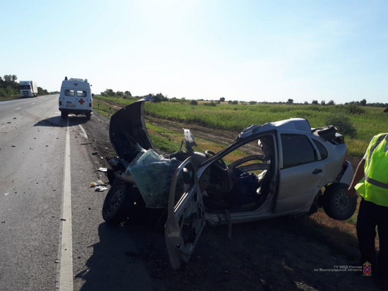 Авария с грузовиком на трассе в Волгоградской области: есть погибший