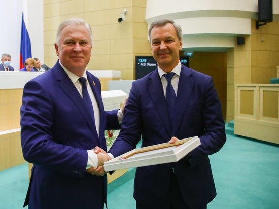 Сенатор Бурятии получил благодарность от правительства РФ и поздравил с этим Алексея Цыденова