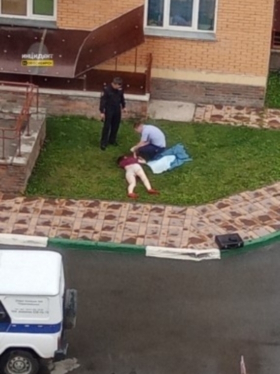 В Новосибирске из окна многоэтажки выпала девушка
