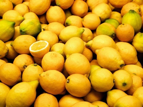 Под Ростовом бульдозеры раздавили полтонны санкционных лимонов