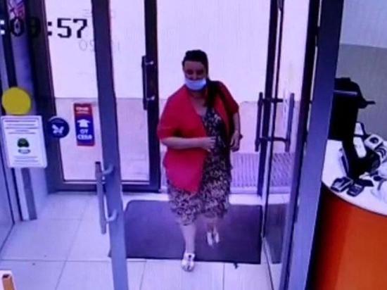В Абакан полиция ищет женщину, которая могла украсть в магазине дорогую гарнитуру
