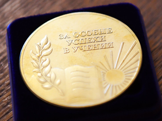 Губернатор вручил выпускникам смоленские «золотые медали»