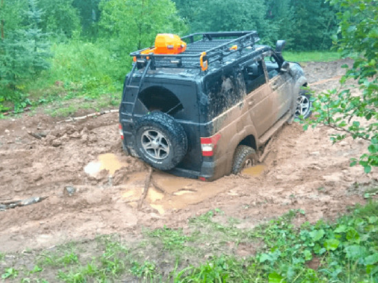 В Башкирии спасатели помогли семье из Магнитогорска, застрявшей на машине в лесу