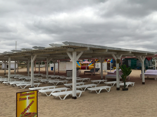 Курортный патруль: пасмурная погода вынуждает туристов отказаться от пляжа