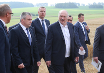 Президент Белоруссии Александр Лукашенко сообщил, что перенес коронавирус "на ногах", бессимптомно