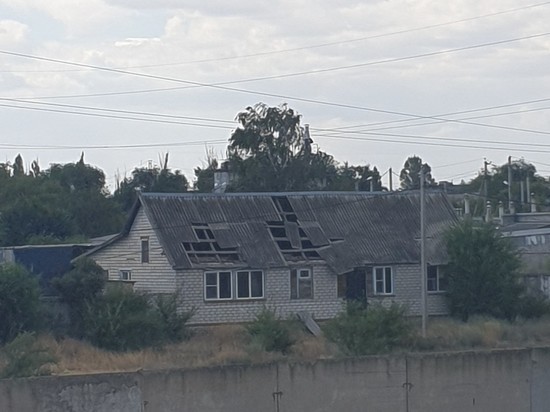 Смерч повредил крыши домов в Волгоградской области