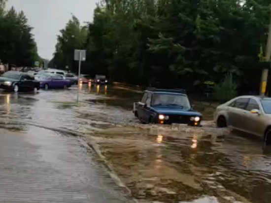 Проезжая часть города Тверской области скрылась под дождевой водой