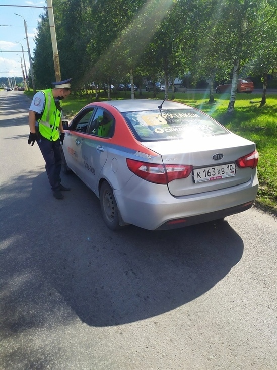 В Петрозаводске сотрудники Госавтоинспекции массово проверяют такси
