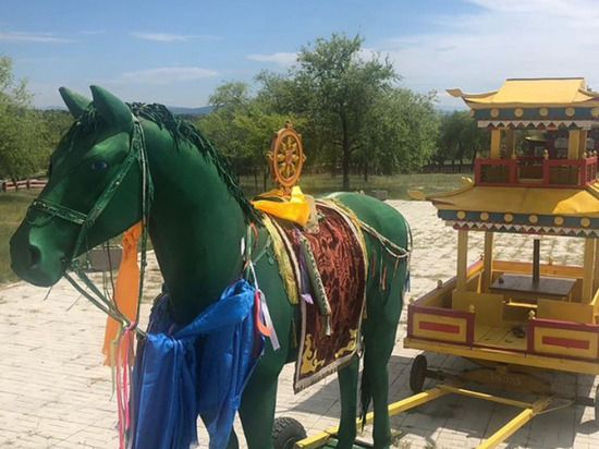 В Бурятии пауты пытались укусить буддийского коня, сделанного из папье-маше