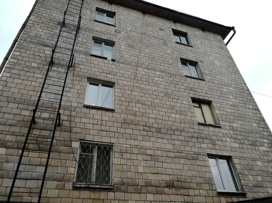 В Петрозаводске из окна многоквартирного дома выпал 18-летний юноша