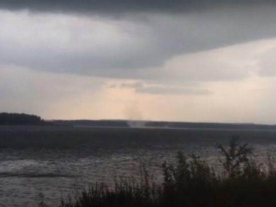 Жители Кировской области стали свидетелями водяного смерча